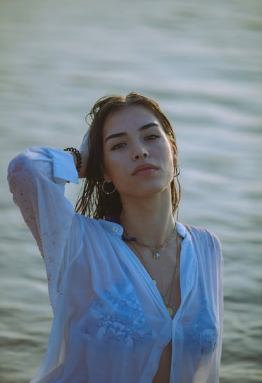 Sesión de fotos de revista con modelo en la playa al amanecer, vestido blanco y bikini