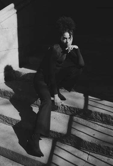 fotografía de modelo en blanco y negro