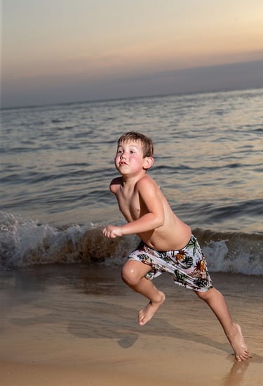 Ребенок бегает по пляжу на Фукуоке