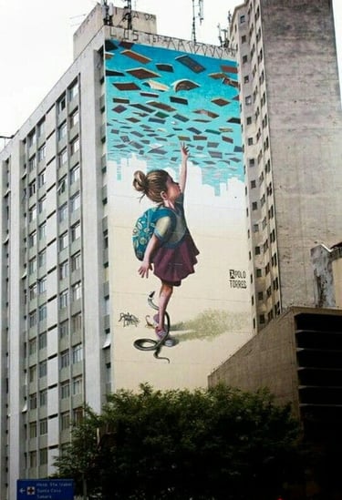 Detalhe de um mural de grafite mostrando rostos expressivos e cores vivas