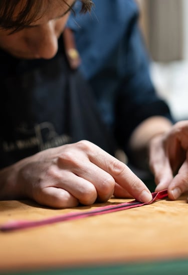 Le maroquinier assemble un jonc en cuir à la main
