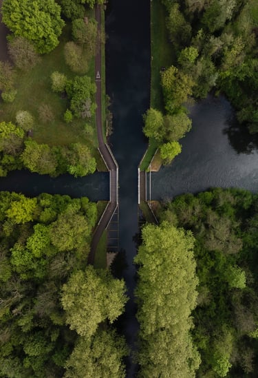 vue aérienne du pont-canal de la thumenau à Strasbourg, mettant en valeur l'ouvrage d'art et son environnement naturel