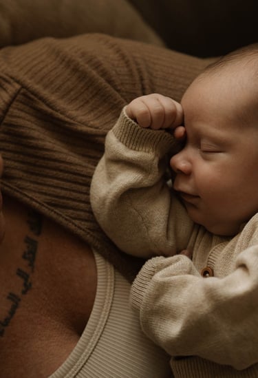 Neugeborenes im Arm der Mutter warme Farben - Neugeborenen Fotograf Wiener Neustadt - Baby Fotograf Sophie Sara Fotografie