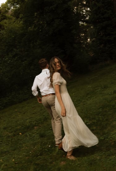 Verlobungsshooting Paarfotos in Eisenstadt in der Natur warme Farben vintage warum Schloss Pottendorf sophie sara fotografie
