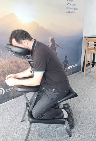 Un homme patientant pour son massage assis et en quête de relaxation.
