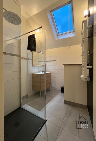 25 11 ESCALE 1695 Chambre PISTE NOIRE Salle d EAU FL