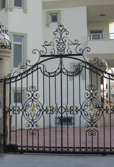 Portail de garage en fer forgé noir et or