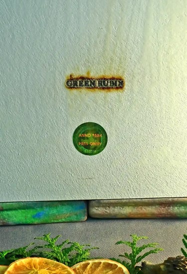 Nahaufnahme des eingebrannten GREEN RUBIN Markennamens und des Echtheitssiegels