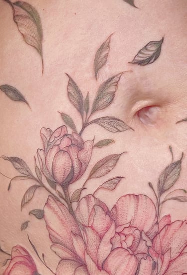  Tatouage fineline de pivoine aux couleurs pastel, recouvrant des vergetures sur le ventre, délicat 