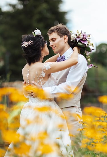 Séance couple romantique à domicile dans un jardin fleuri.