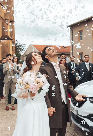 Sortie de la mairie des nouveaux mariés sous une pluie de confettis papillons.