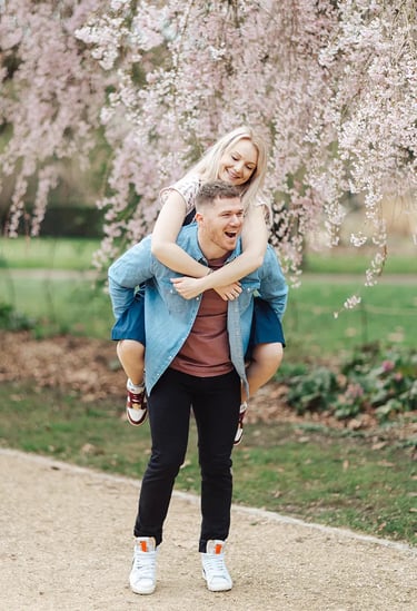 Séance engagement de Claire et Kévin dans un parc à Metz sous les cerisiers en fleurs.
