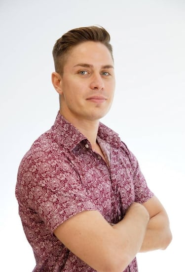 Portrait de trombinoscope d'entreprise d'un homme sur fond blanc