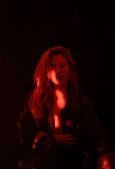 Actriz española posando en estudio con iluminación roja, capturando la esencia del cine español