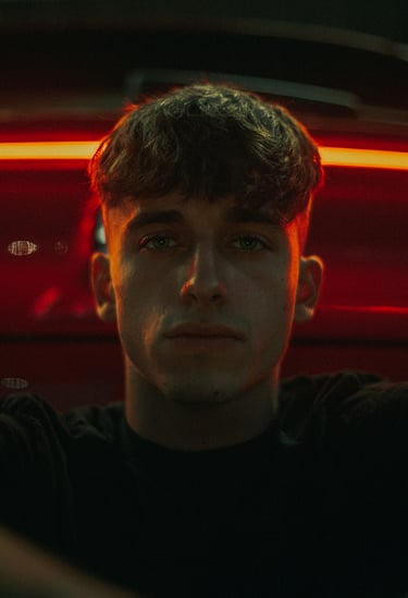 Primer plano de modelo con cigarrillo, luces rojas y sombras en el parking