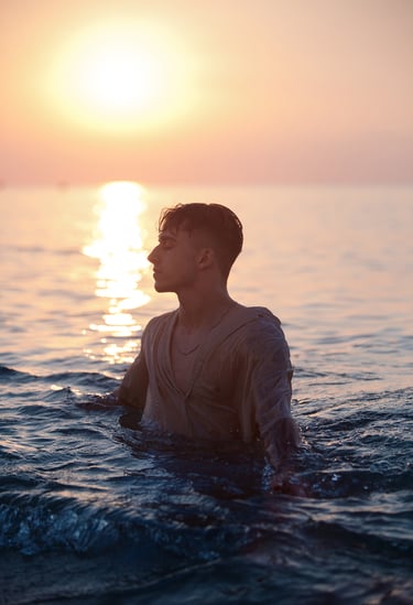 Foto modelo en el agua al amanecer