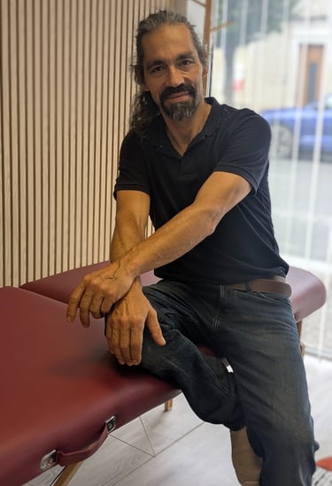 azevedo victor ostéothérapeute sitting on a table with a red tablecloth