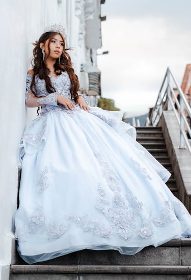 Sesión de fotos urbana para quinceañeras en Quito Ecuador, vestido celeste pálido en escalera y pose estilo modelaje