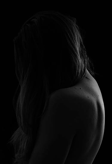 black-and-white silhouette of a nude back, capturing the elegance and form of the human body.
