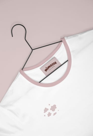 Diseño de camiseta de Nimbus, mostrando la etiqueta con el logotipo de la marca y un detalle del patrón gráfico de nubes cara