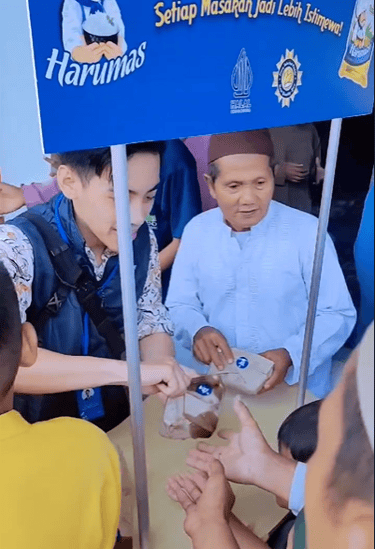 100 Nasi Bungkus untuk Jemaah Masjid Jumat Berkah Oleh PT Usaha Kiat Permata, Beras Harumas