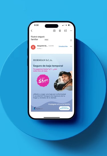 Un teléfono móvil sobre un soporte azul