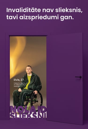 Baneris: Vīrietis ratiņkrēslā atvērtās durvīs. Invaliditāte nav slieksnis, tavi aizspriedumi gan.