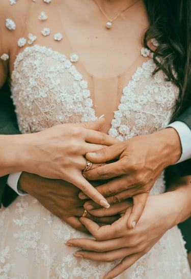 Fotografía detallada de anillos de boda en Bogotá — TheLens.