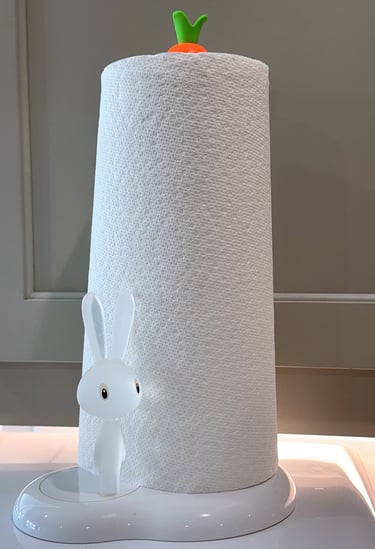 Cute white rabbit paper towel holder with a green carrot top stojak na ręcznik kuchenny króliki