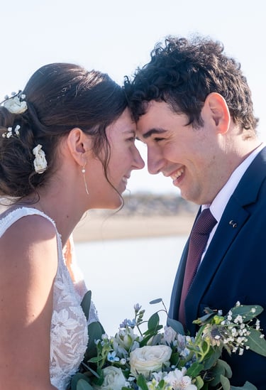 Photo prise sur le vif des mariées qui se regarde droit dans les yeux au Barcarès lumière naturelle