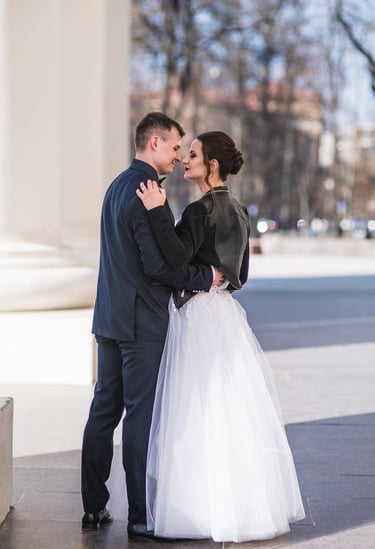 Vestuvių fotosesija Vilniuje - jaunieji prie Katedros kolonų