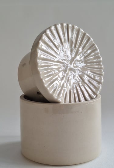 beurrier à eau réalisé artisanalement au tour de potier en grès émaillé