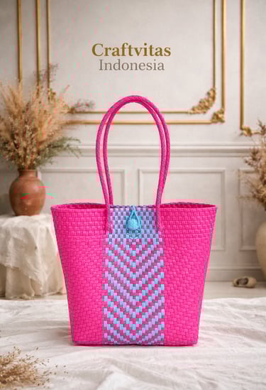 Tas anyaman plastik handmade warna pink dan biru dengan motif chevron modern dari Craftvitas Indonesia