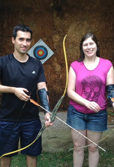 casal no treino de arco e flecha com Panizo