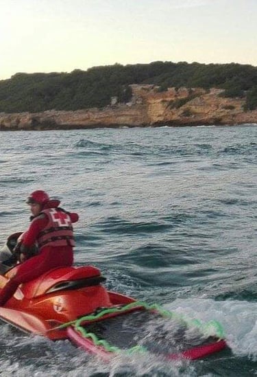 Rescatador acuático realizando rescate