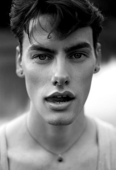 Vyrų fotografas, asmeninės, darbinės fotosesijos studijoje, verslo portretai, model test, kataloginės nuotraukos