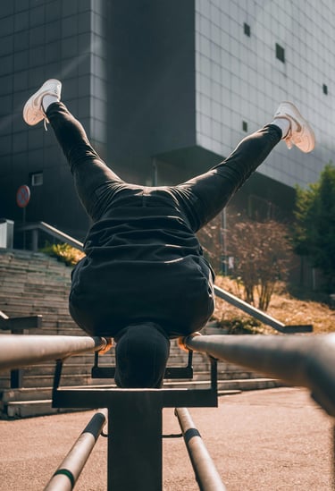 Homem realizando flexões ao ar livre, enfatizando força e determinação