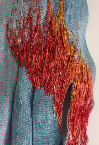 karine-nguyen-van-tham-Dans mon ciel, brule un feu eternel, broderies de lin sur ruban tissé, indigo