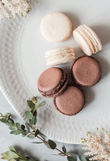 Macarons chocolat et vanille posés dans une assiette