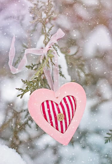 Décoration de Noël en forme de coeur accrochée à un sapin de Noël