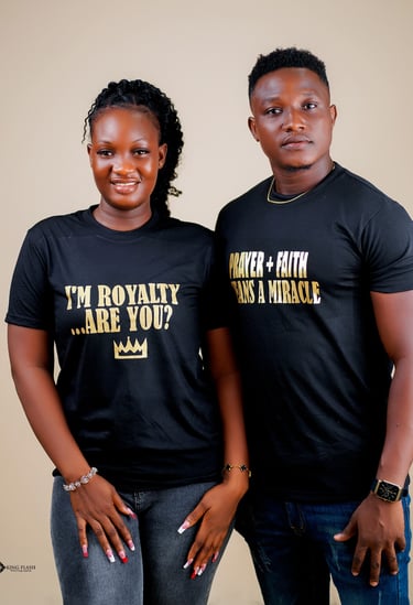 2 models wearing the same T-shirt with different faith wordings.