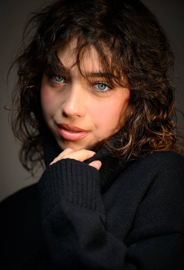 Natürliches Portrait einer Frau im Studio – Mini-Portraitaktion bei Lens & Look