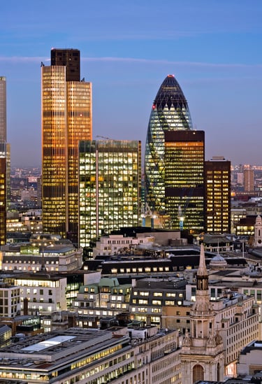 london skyline at night showing lighting