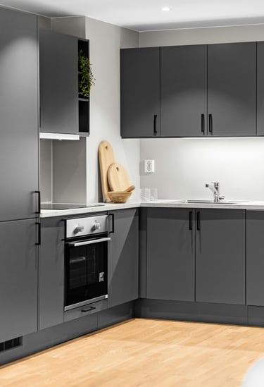 Reforma de cocina en Valencia con diseño moderno en tonos grises y encimera de mármol.