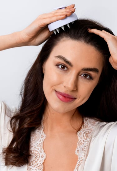 lady using a scalp massager scalp scrubber back2naturalness