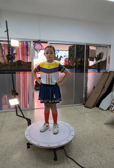 niña tomándose una foto en plataforma 3d