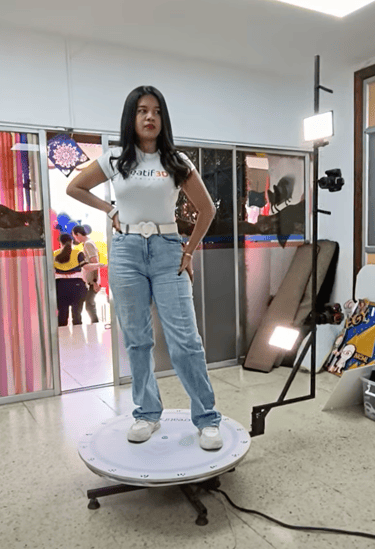 mujer tomándose foto en plataforma 3D