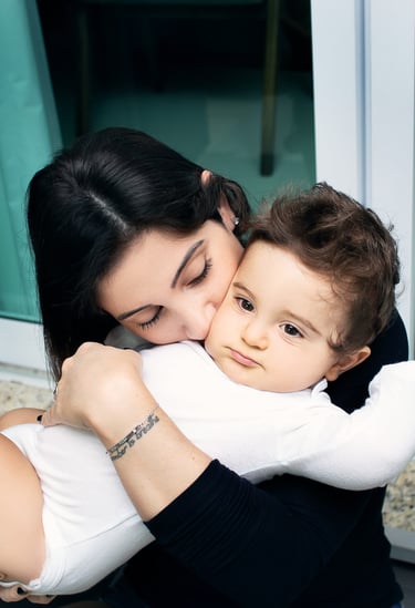 Mãe abraçando e beijando o filho