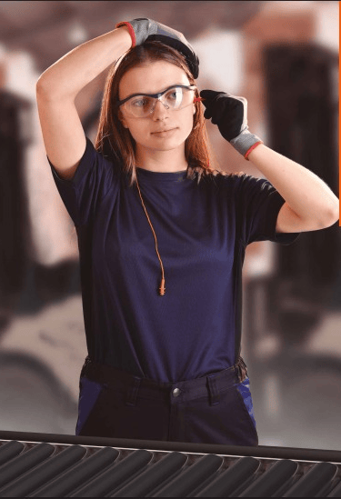 Una trabajadora industrial de Safetop lleva equipos de protección individual (EPI) completos, incluy