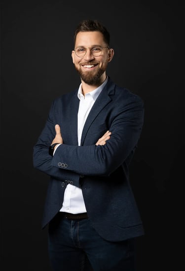 Portrait professionnel sur fond noir d'un agent immobilier réalisé en studio mobile.